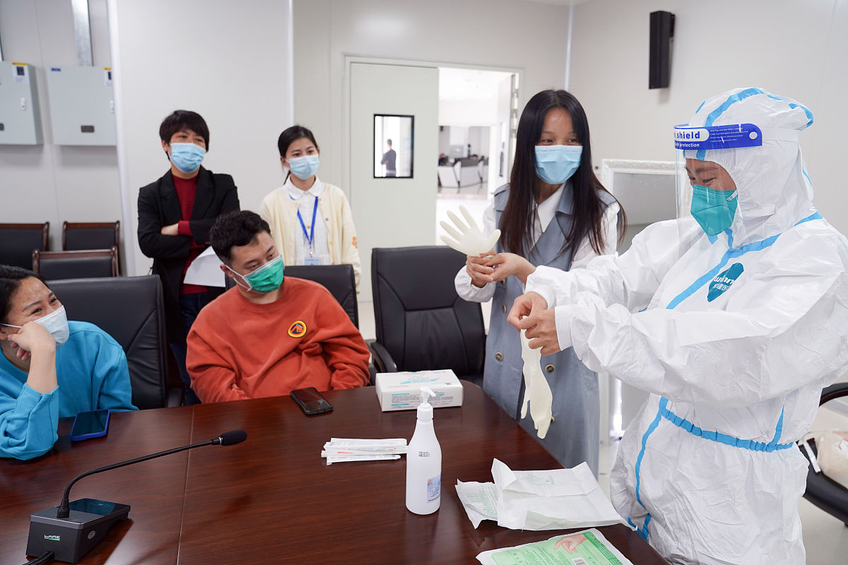 请写出一个护理跨专业考公共卫生（重大传染病临床研究方向）的学术型硕士研究生三年读研/科研规划，可以从最终的目标出发制定计划。要具体，比如选课考证或者培训（你已经获得了ich-gcp证书和英语六级证书了，）不要好高骛远，要向老师表明你是一个长期主义，以口述的形式表达