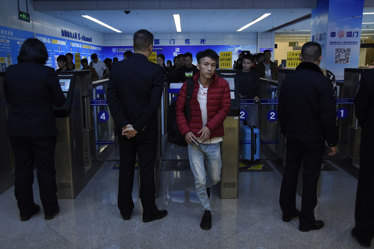 西安地铁客流激增，安全保障策略效果存疑：如何提升乘客安全体验？