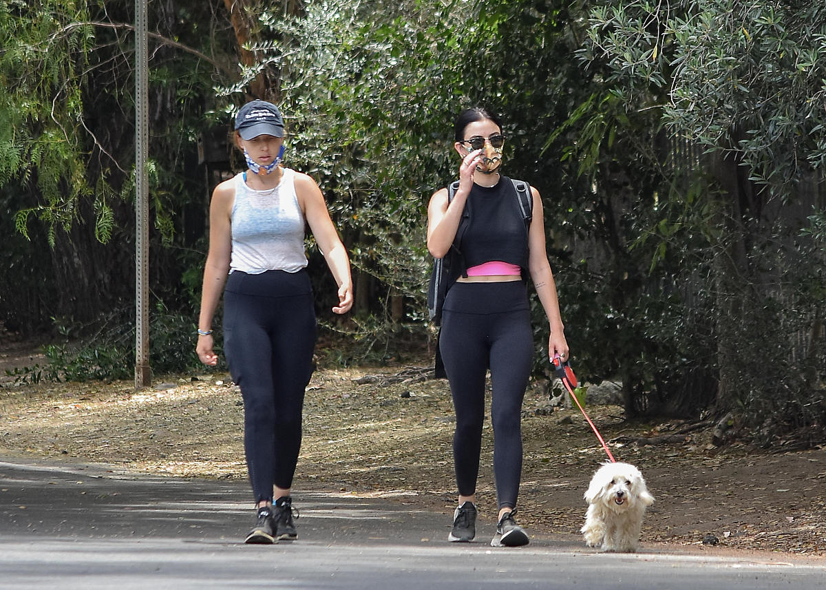 当地时间2020年5月29日,美国加州,露西·海尔(lucy hale)现身街头遛狗