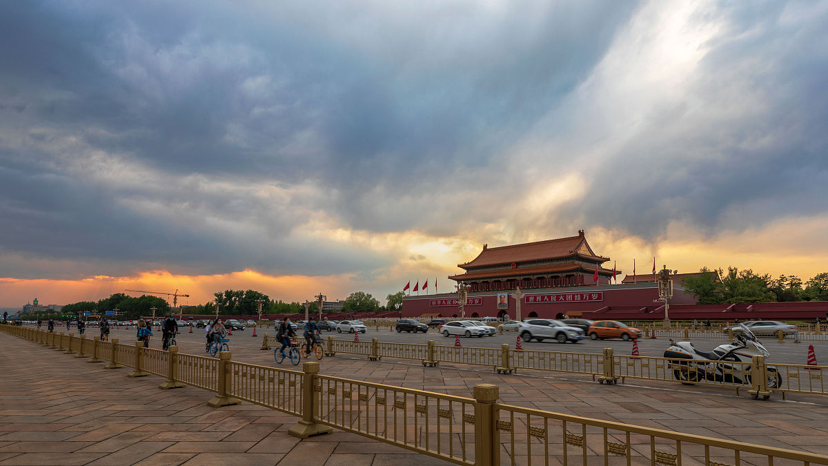 2020年4月26日,北京迎来蓝天白云天气,天安门广场上空风卷云涌,景色非