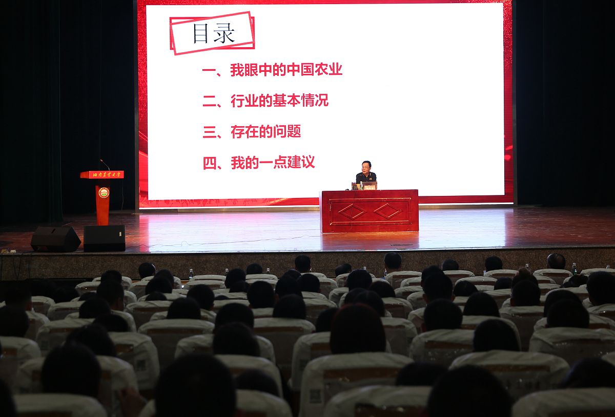 请结合《关于中共中央关于全面深化改革若干重大问题的决定的说明》和《努力开创中国特色社会主义事业更加广阔的前景》这两篇文章从政治和理论高度写一个保险公司主题教育读书班总结讲话。要求提出三点要求：坚守发展初心。把握金融保险的政治性人民性相信保险业在社会发展中的地位和作用看好行业发展前景。坚定变革创新。面对诸多困难和问题要从全局、从发展角度去破局。坚持实事求是。深入开展调查研究了解一线呼声、解决实际问题