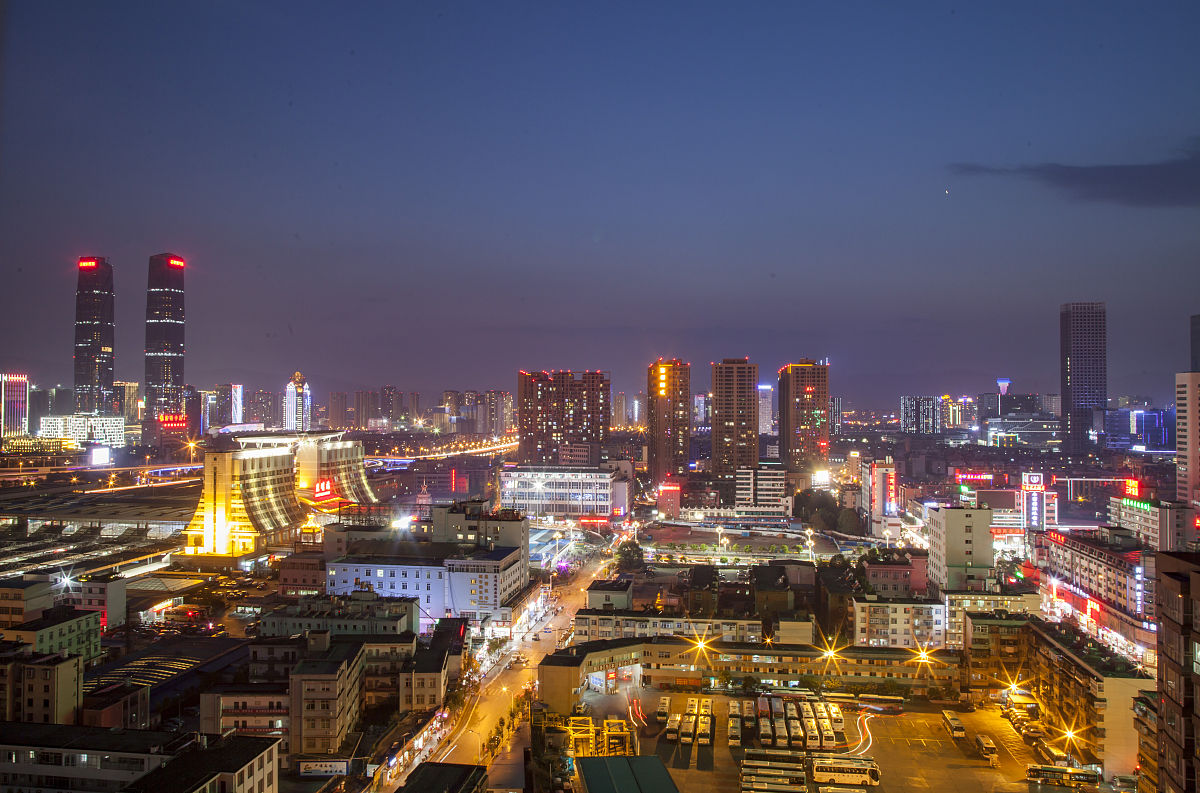 2018年3月30日,昆明双塔和昆明站的夜景.