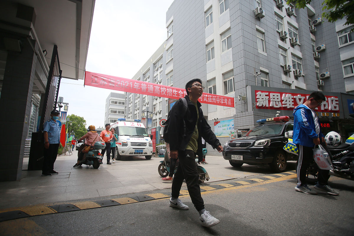 沛县七州世纪园南侧道路被封，城管不管？