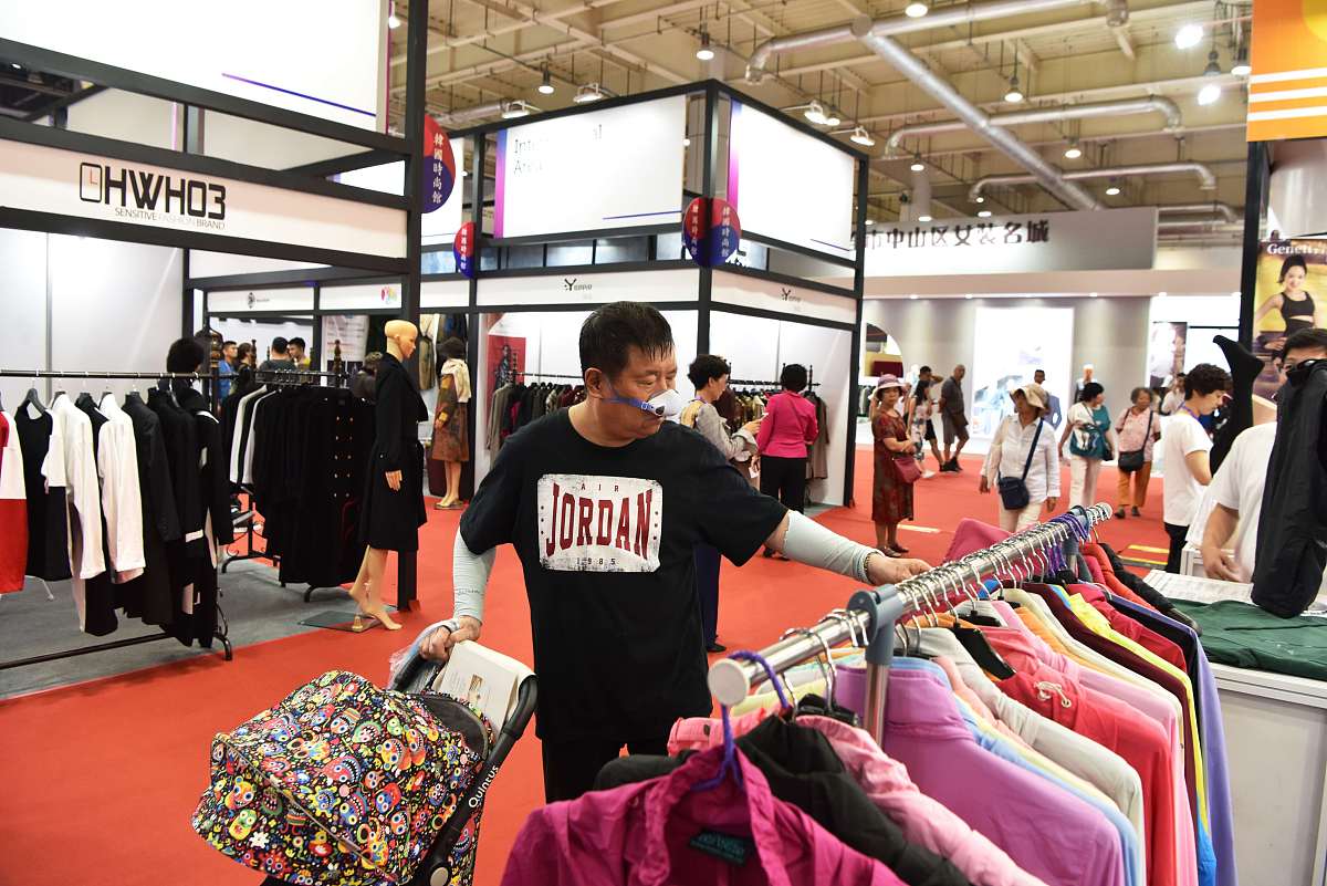 将下面的内容换个说法进行伪原创改写同时去除HTML标签。H标签中的内容不需要进行处理默认直接用新的段落返回原有内容只处理P标签中的内容在处理过程中根据原有的HTML标签分段处理：p 3月28日-30日中国国际服装服饰博览会CHIC 2023春季在上海召开。以CHIC+万物兴为主题重振行业信心成为新生活方式变革下助力品牌生态构建的资源汇聚平台。CHIC创办于1993年是亚洲地区最具规模与影响力