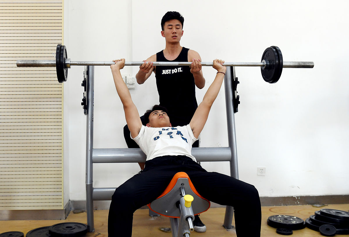 单臂坐姿侧平举和侧卧侧平举动作对三角肌的肌电特征对比研究 主要目的