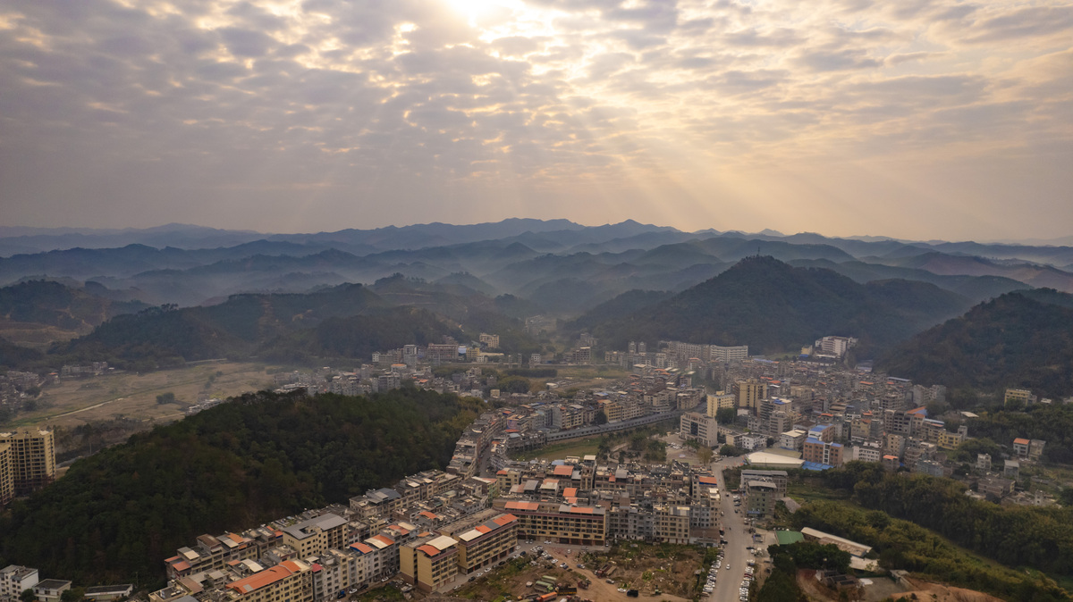2026年2月22日,广西梧州苍梧旺甫镇,天空中出现丁达尔