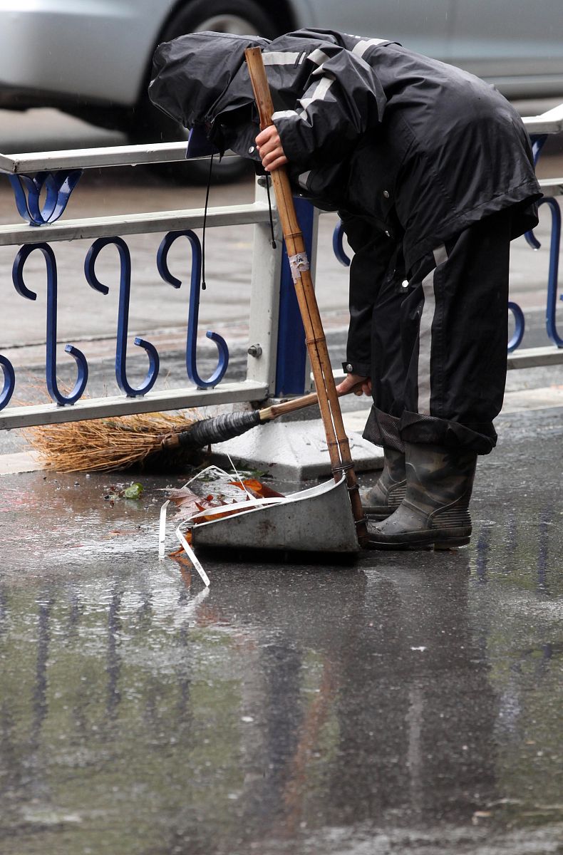 Rain Delays Cargo Cleaning: Safety Measures and Solutions