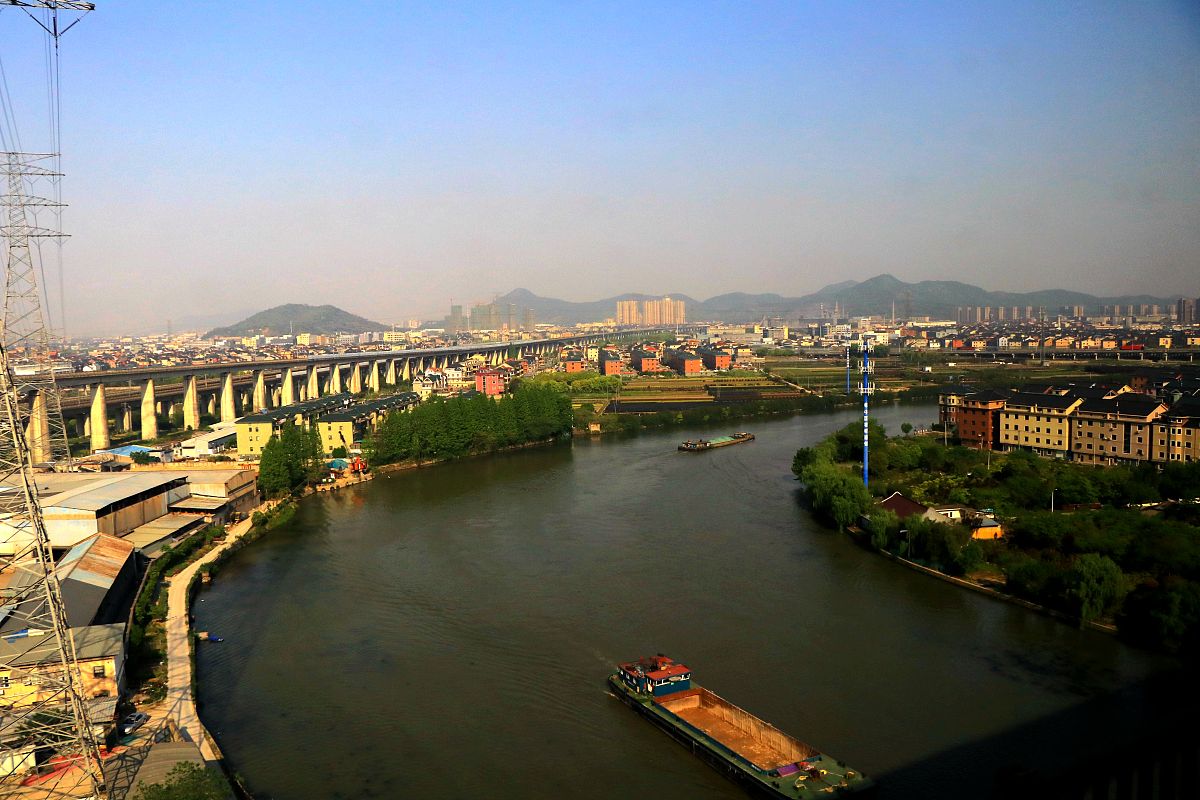 2021年4月19日,浙江金华,从北京到浙江金华的高铁上,乘客欣赏高铁沿线