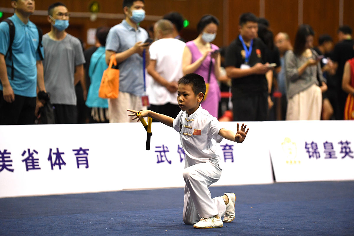 少年英雄：眼中坚定，步伐果敢