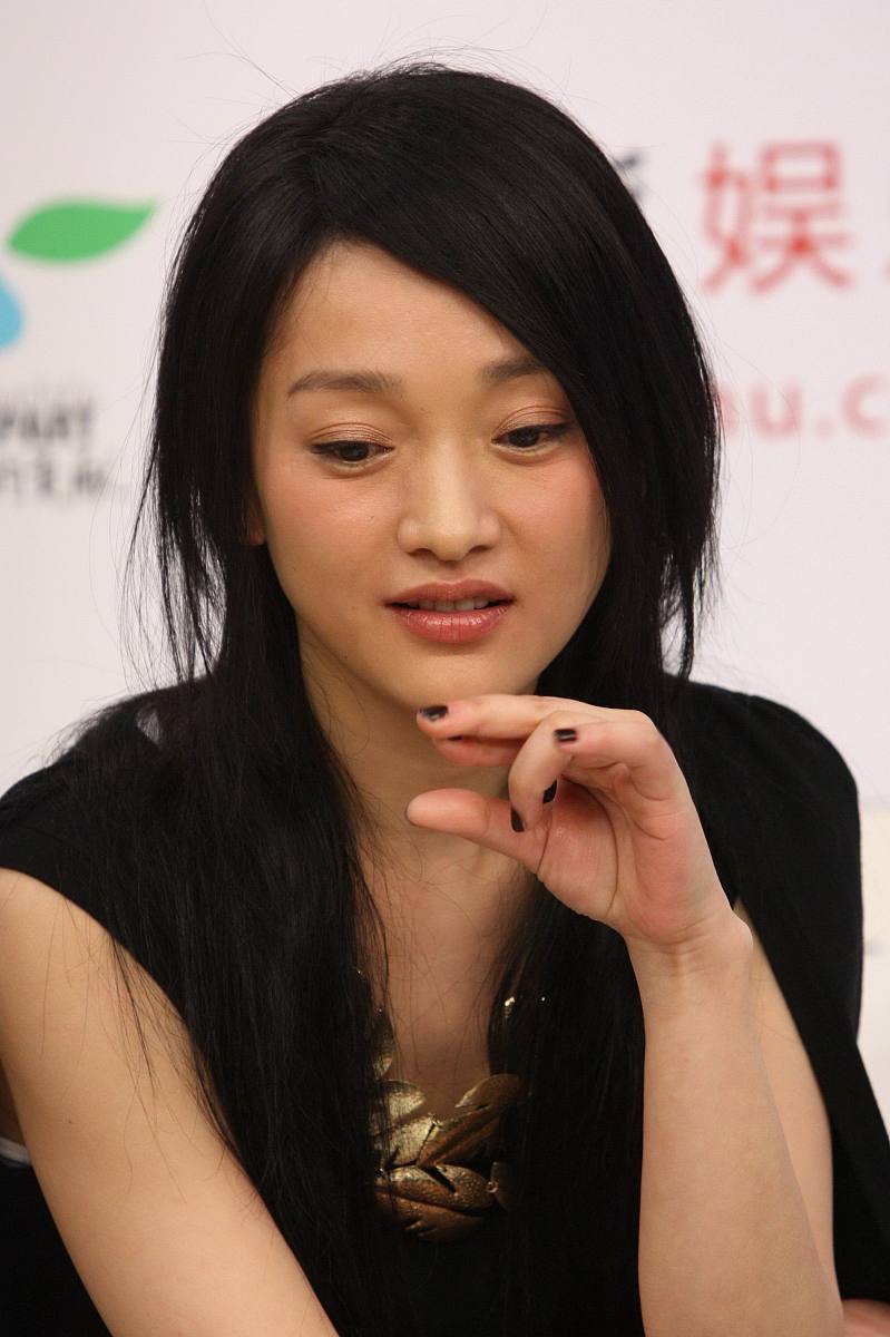 2009年4月24日,北京,周迅出席环保官网落户搜狐活动.+++_+++周迅,受伤