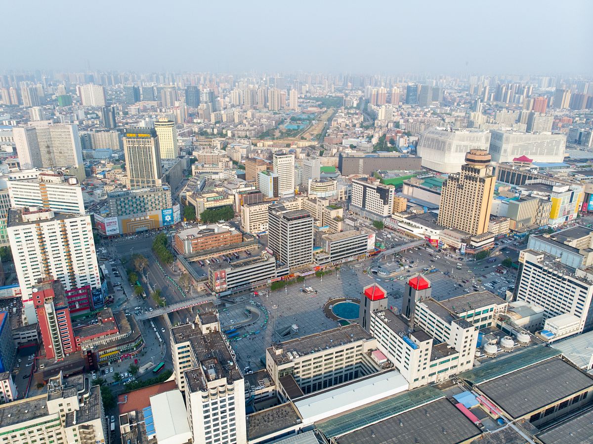 2020年4月26日,河南郑州,航拍郑州火车站东广场.