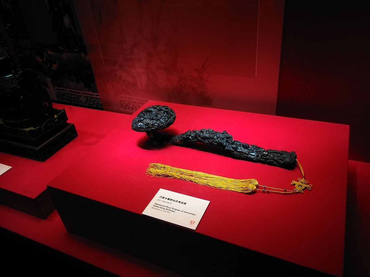 从宏观角度看礼品的定义含义是什么？关于国际社会上人与人之间的不仅限于中国社会。详细说明。