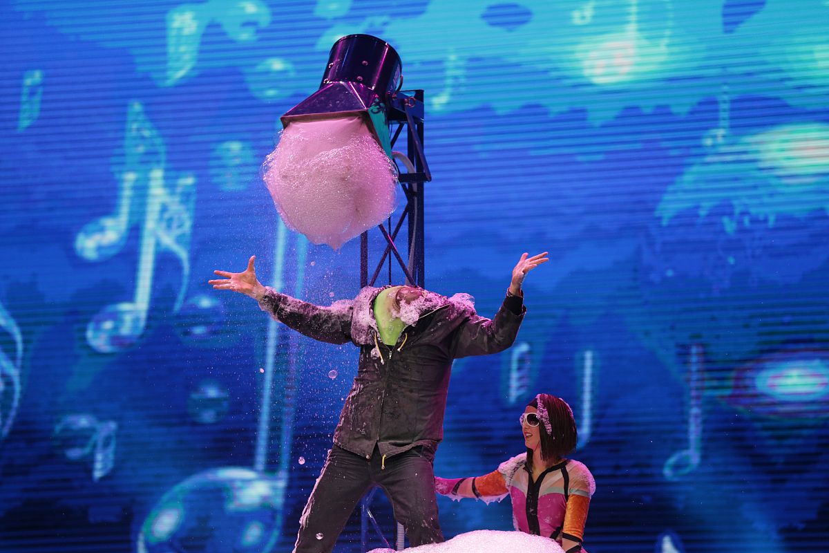 舞台惊魂：一位年轻魔术师的表演首秀