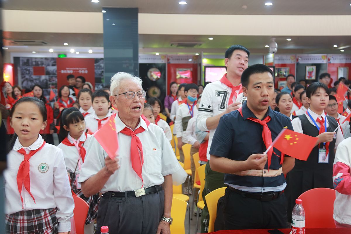 党和国家颁布的少先队辅导员队伍建设相关的文件为我国队伍建设提供了可靠的政策指导、支持和保障。
