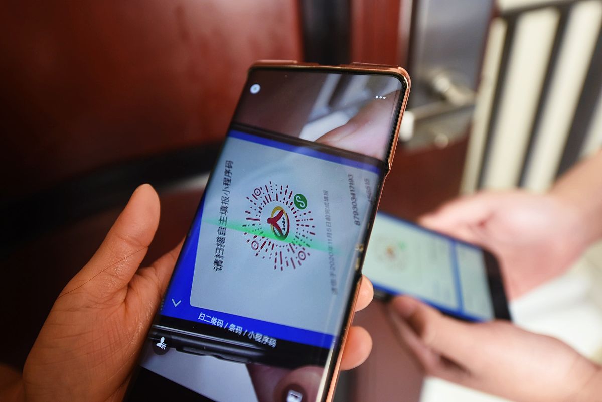 3单选1分关于带有网络请求的小程序以下哪句描述是不正确的？A必须联网状态下才能实现请求B域名地址尚未配置不可以正式发布线上版本C域名地址尚未配置也可以在开发者工具中运行但需要把不检验合法域名给勾选上D必须把域名地址配置到白名单中才能在微信开发者工具中运行