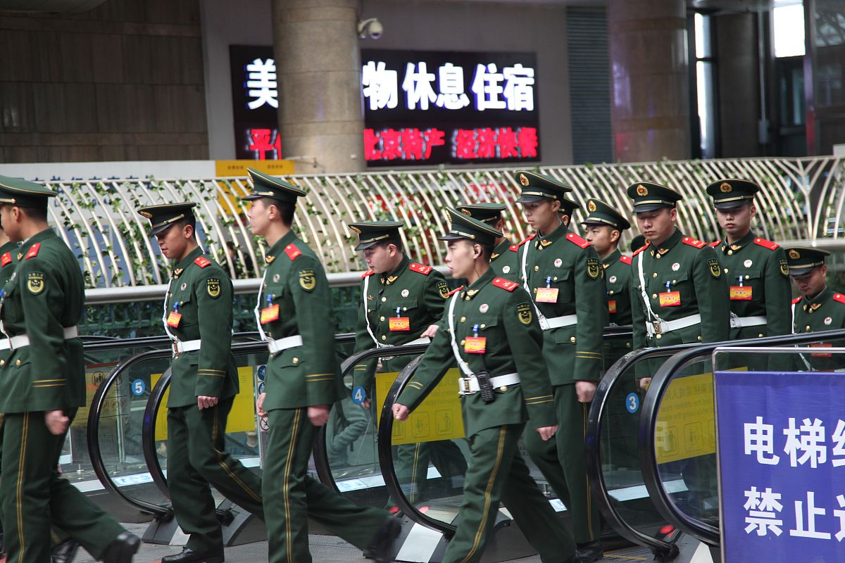 请写一篇警察叔叔来学校升旗并讲述雷锋事迹的作文200字