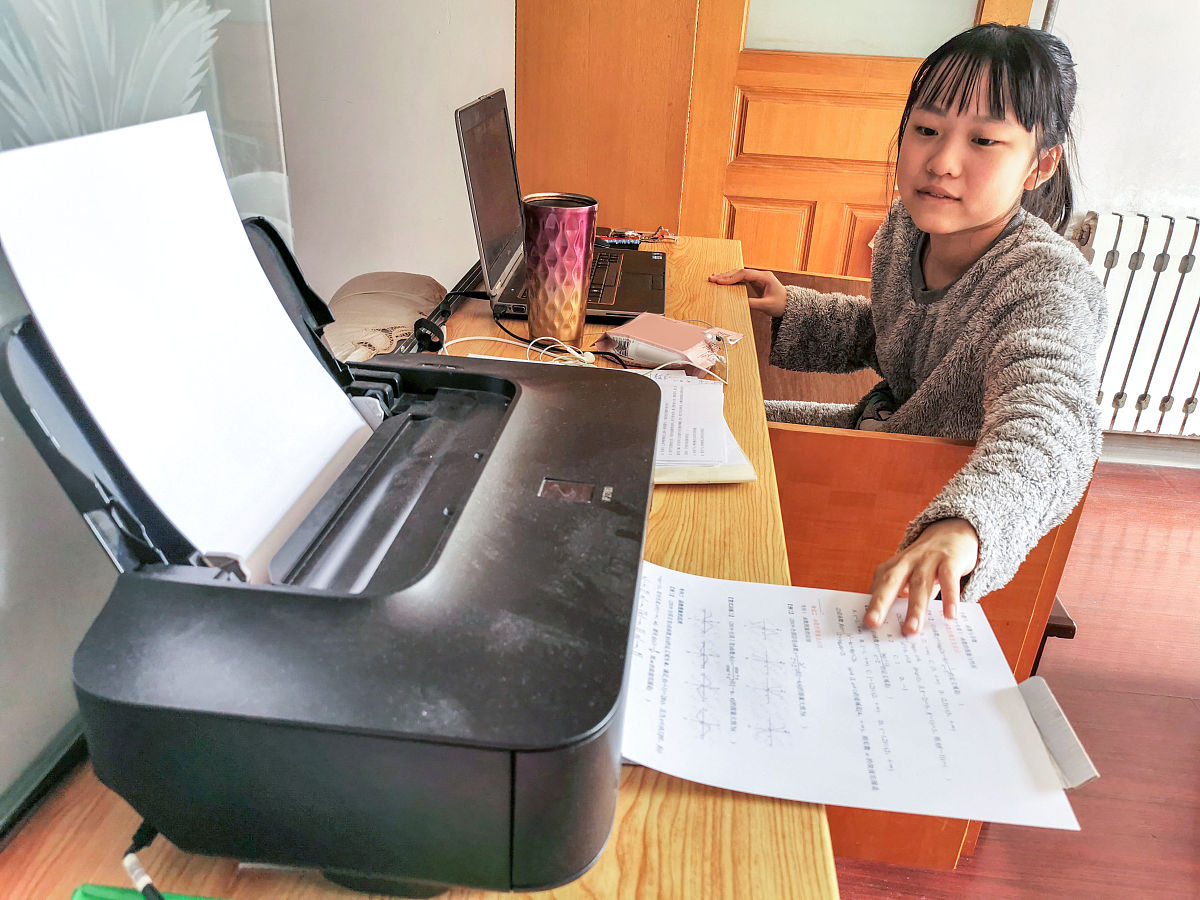 毕业典礼演讲稿 1000字 高一经历了军训我们得到了什么 高二我们有了自己的方向开始努力 高三收获了什么 校园生活