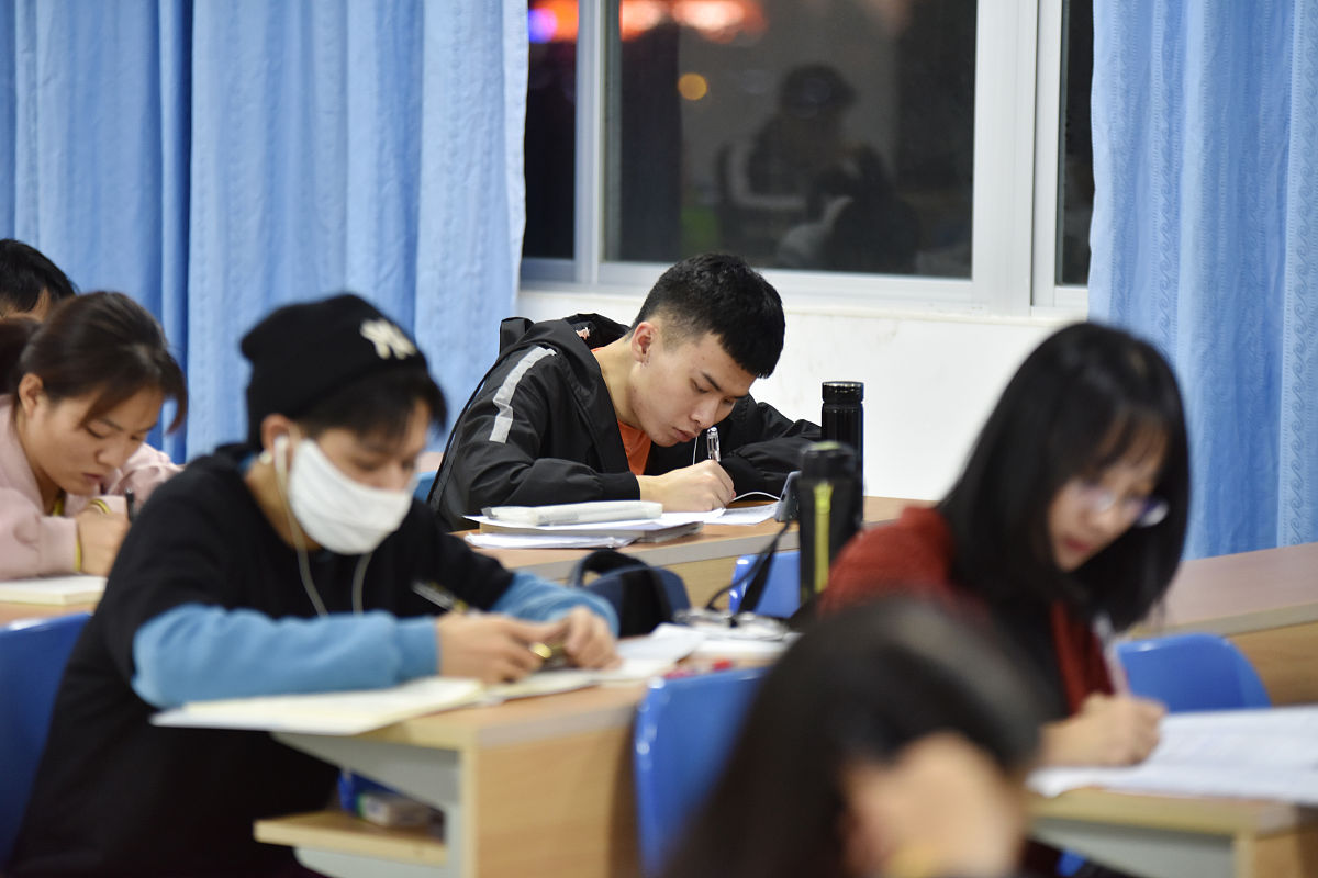 2020年12月5日,海南海口,海南大学考研自习室,学院教学楼,走廊内,楼梯