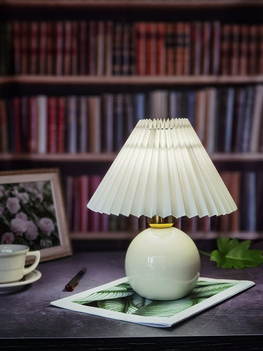 用你的话复述一下内容字数要求280字左右：随着人们的生活节奏加快越来越多实用、新颖、美观的组合台灯正在市场上兴起。这些台灯不仅具有实用性而且在外观上也越来越注重装饰效果体现出鲜明的艺术特色使台灯成为一件具有实用性的艺术品。它们采用了现代工艺工艺精湛造型别具匠心质料上也不再是单一的塑料制品而是采用了不锈钢、铜、玻璃等材料制成。这些台灯风格各异有乳白、橘黄、草绿、玫瑰红、湖绿等颜色可供消费者选择可以按