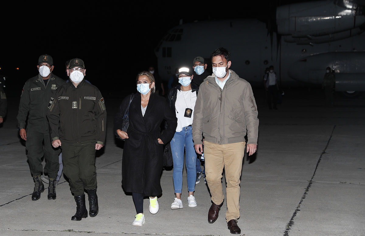 大陪审团根据事实和法律行事。没有人可以凌驾于法律之上每个人都有权通过审判来证明自己的清白。希望这位前总统能够和平地尊重赋予他这项权利的制度。