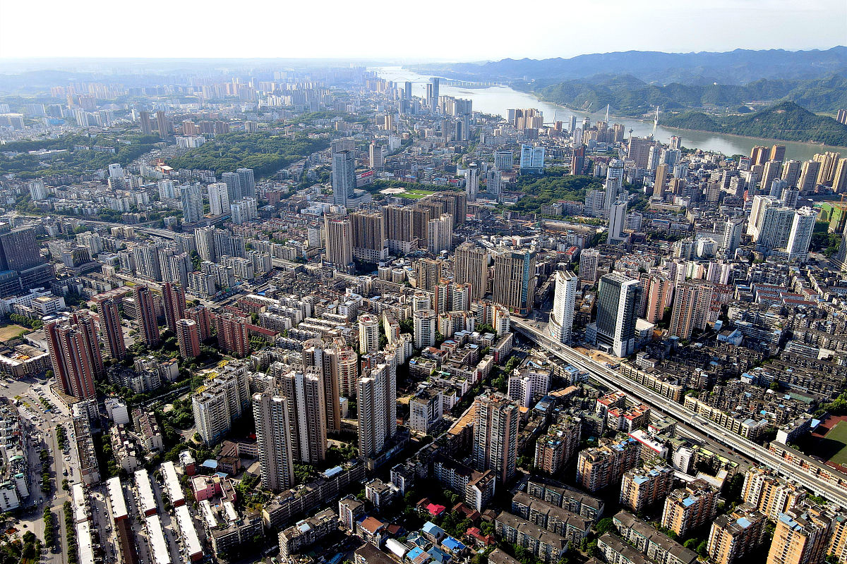 2021年6月4日,湖北宜昌,航拍滨江城市景观.