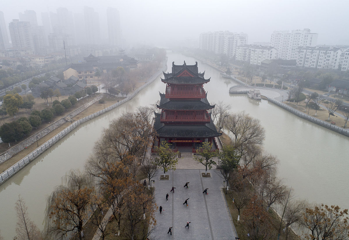2020年1月21日,江苏淮安,雾色中的里运河风光醉人,如水墨画一般.