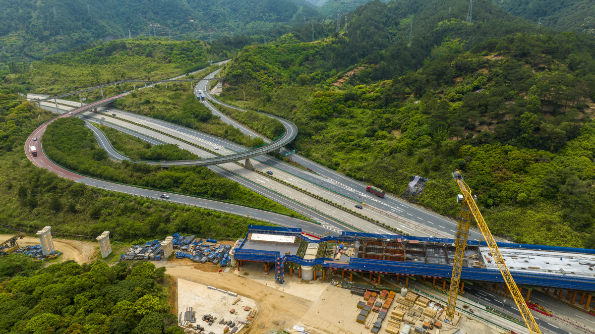 她的叔叔昨晚从梧州回福建龙岩老家,晚上11:39还发了定位到家族群,但