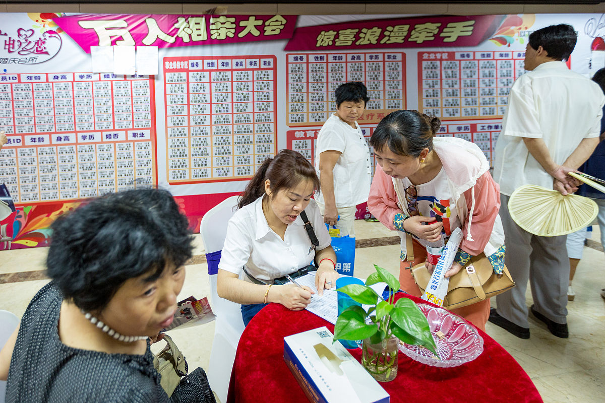 2016年7月3日,河南省安阳市会展中心的婚博会信息查询现场,老年人代替