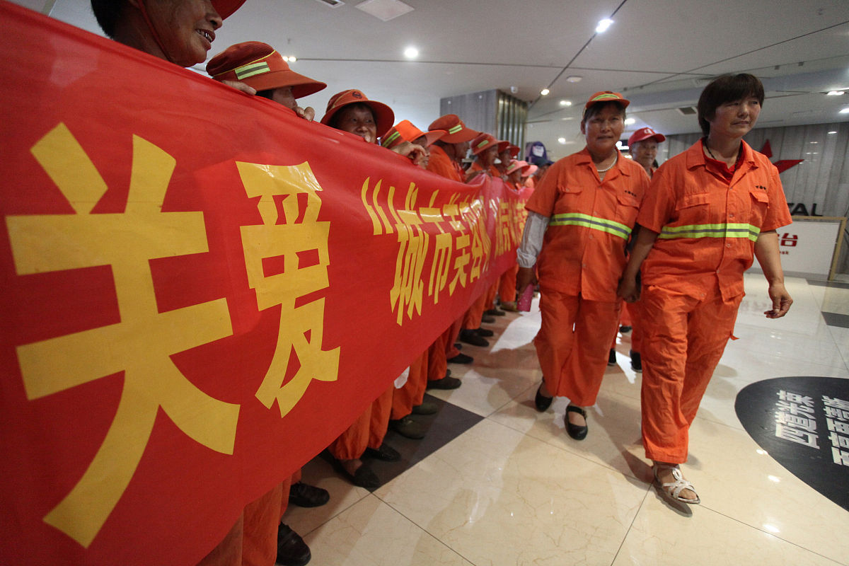 2018年8月16日,江苏扬州,广陵区总工会开展"关爱环卫工人"主题活动,邀