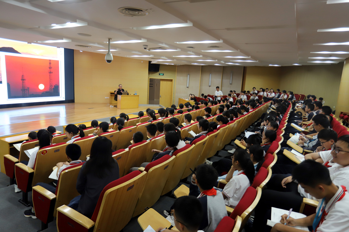 参加主题丰富多样的讲座：收获知识、开拓视野