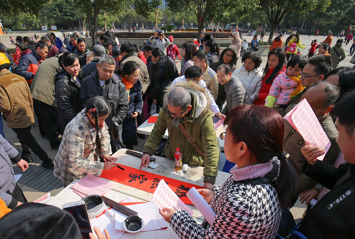 2018年2月3日,广西柳州,小小女书法家为市民书写春联.