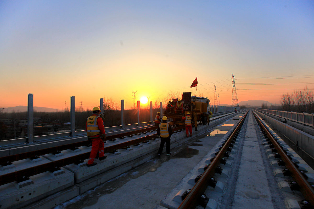 新泰电商学校铁道轨道供电标准：稳定、安全、环保、高效、智能、可靠
