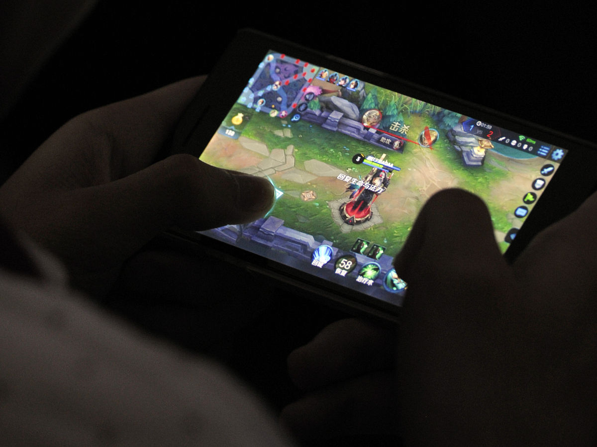 请使用《五一假期没人约？不如在家手柄作伴》为标题写一篇能引发用户思考的开头字数一百字