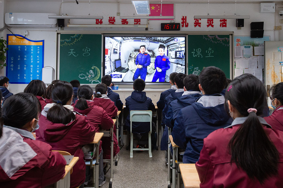 2021年12月9日,南京市第二十七高级中学的学生在收看"天宫课堂".