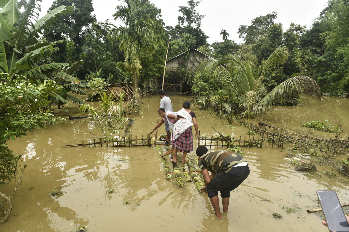 洪水灾害重创农民生计：房屋、土地、农作物全毁
