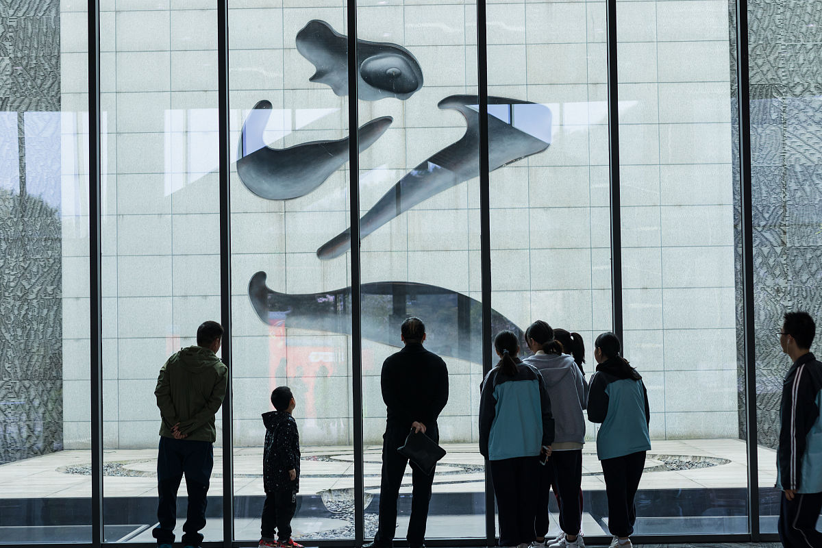 2019年3月31日,2019浙江绍兴兰亭书法节前夕,众多游人前来景区观赏.