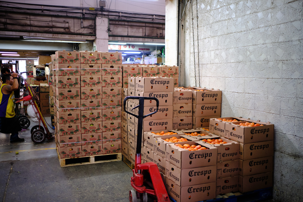 货物受潮但未受热，包装完好