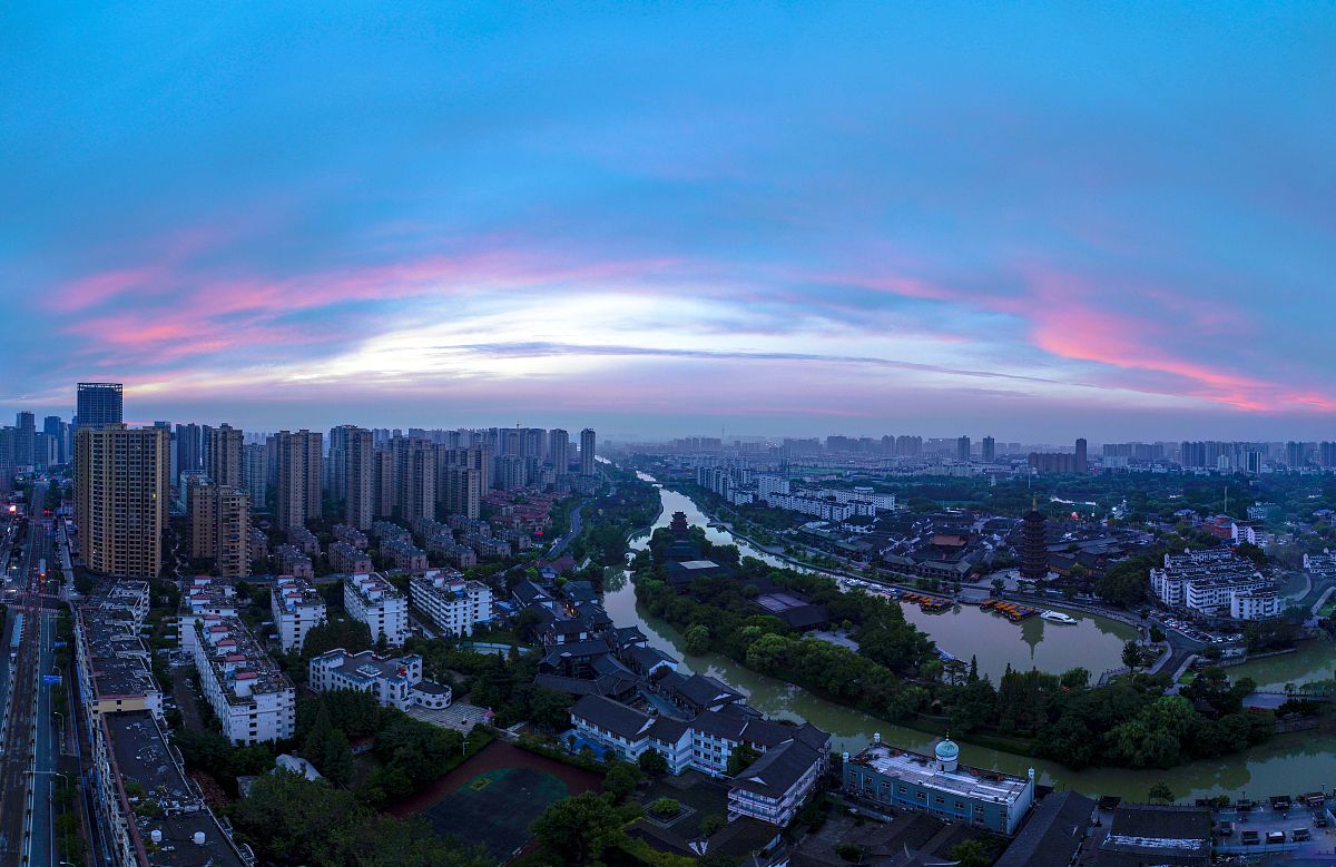 2020年8月20日,江苏省淮安市里运河上空的美丽朝霞.一夜雷雨过后,淮安