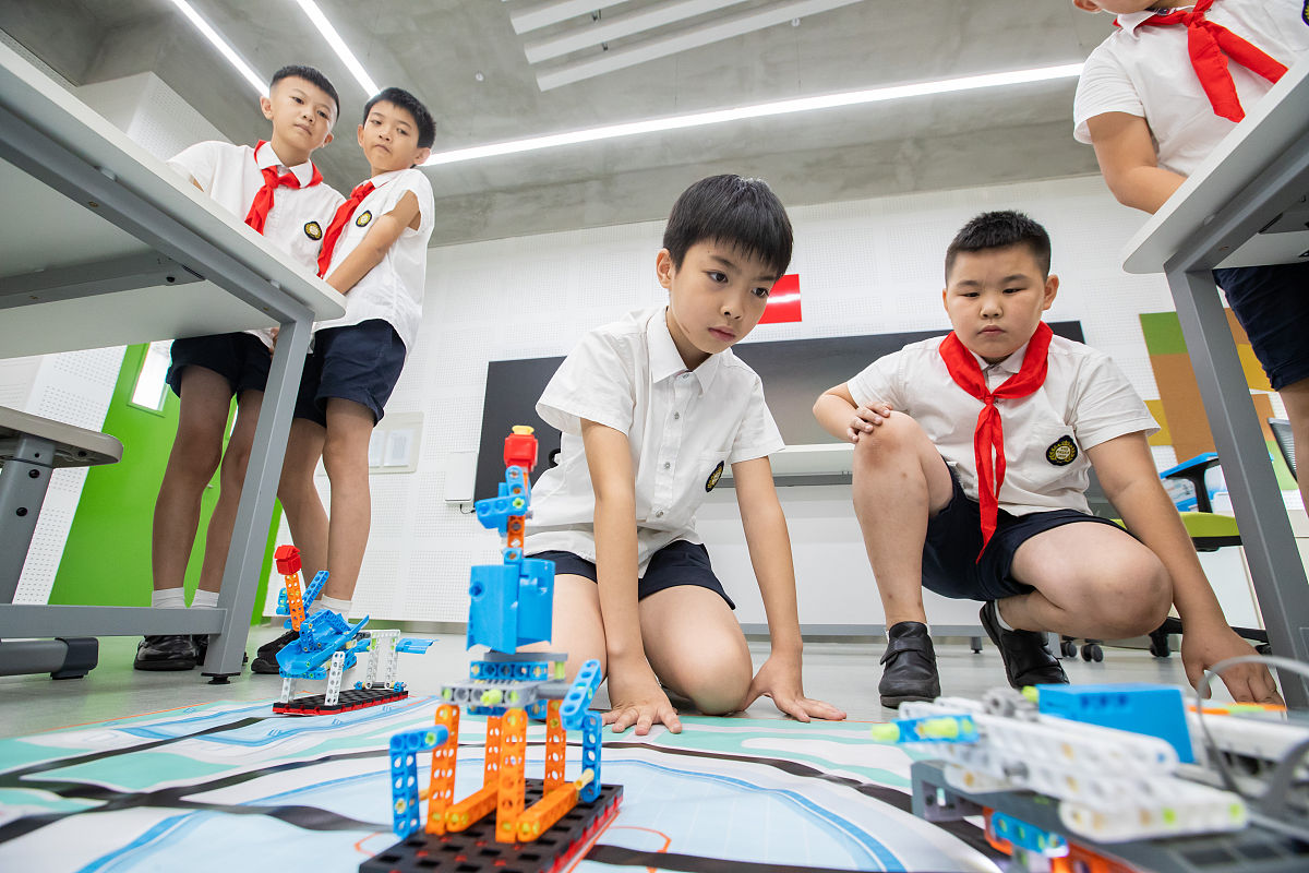 根据论文题目：儿童数字素养培养与早期科技教育策略具体分析在学前儿童早期科技教育的策略研究中如何做到提供多样化的科技教育资源和活动写一段话