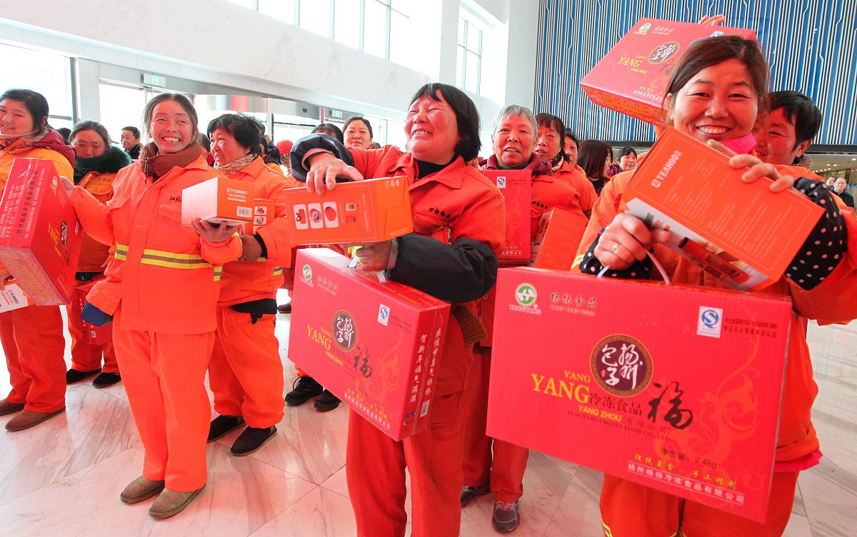 京邦物业端午节发放福利，员工感受公司温暖