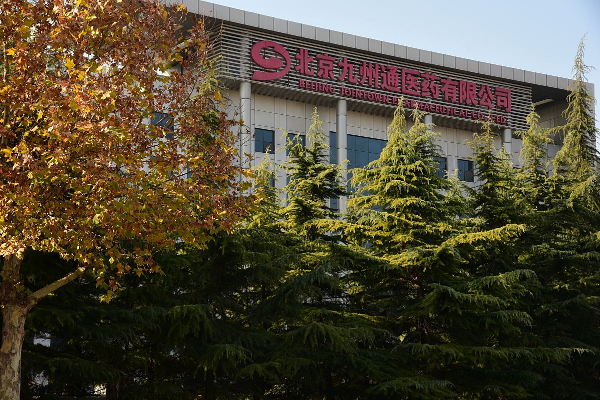 胜芳四季福莱酒店离四中北门多远帮我用200字详细描述