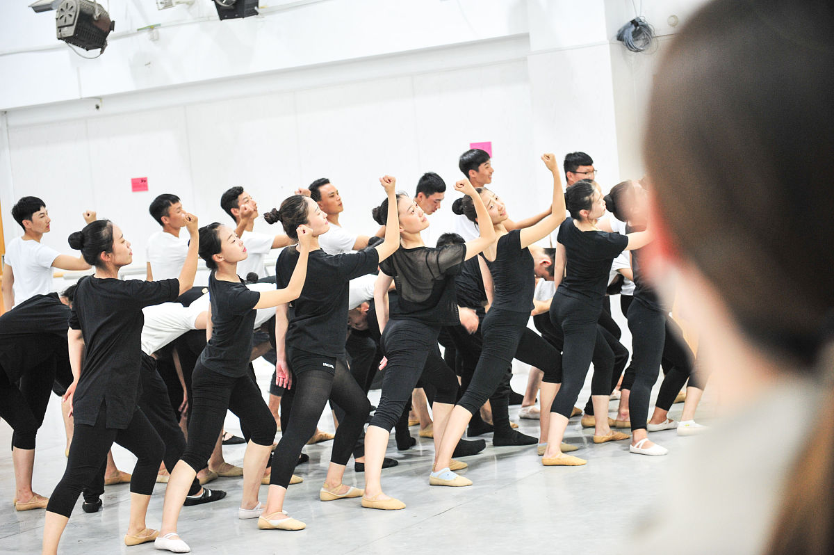 重庆旅游学校美发与形象设计专业就业前景分析：机遇与挑战并存