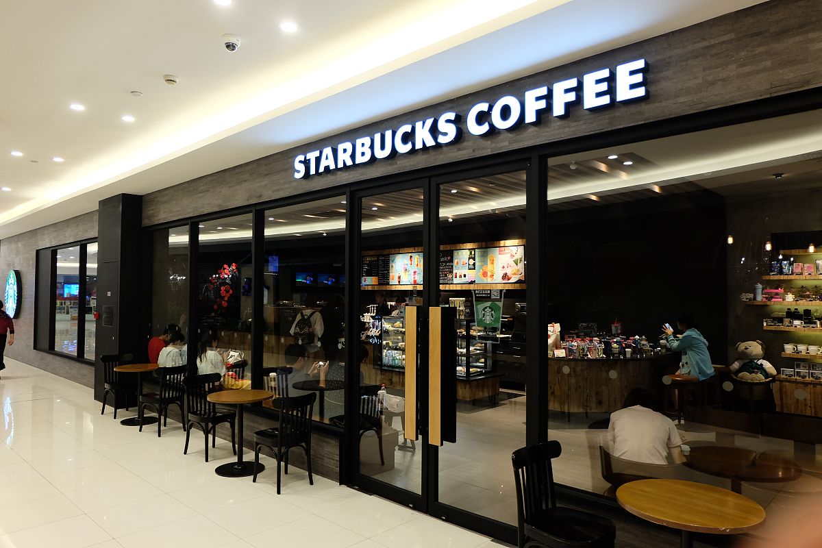 撰写一篇关于库迪咖啡店的特许经营店铺策划案要求写出如下内容1店铺的选址策划;---选址理由人口、商圈等和其它区域比较优势。2店铺的命名、设计与装潢策划;店铺商品采购策划;4店铺的商品陈列策划;5店铺的开业策划----开业宣传手段；6店铺的宣传与促销策划;7店铺的员工管理策划;8店铺的待客之道策划
