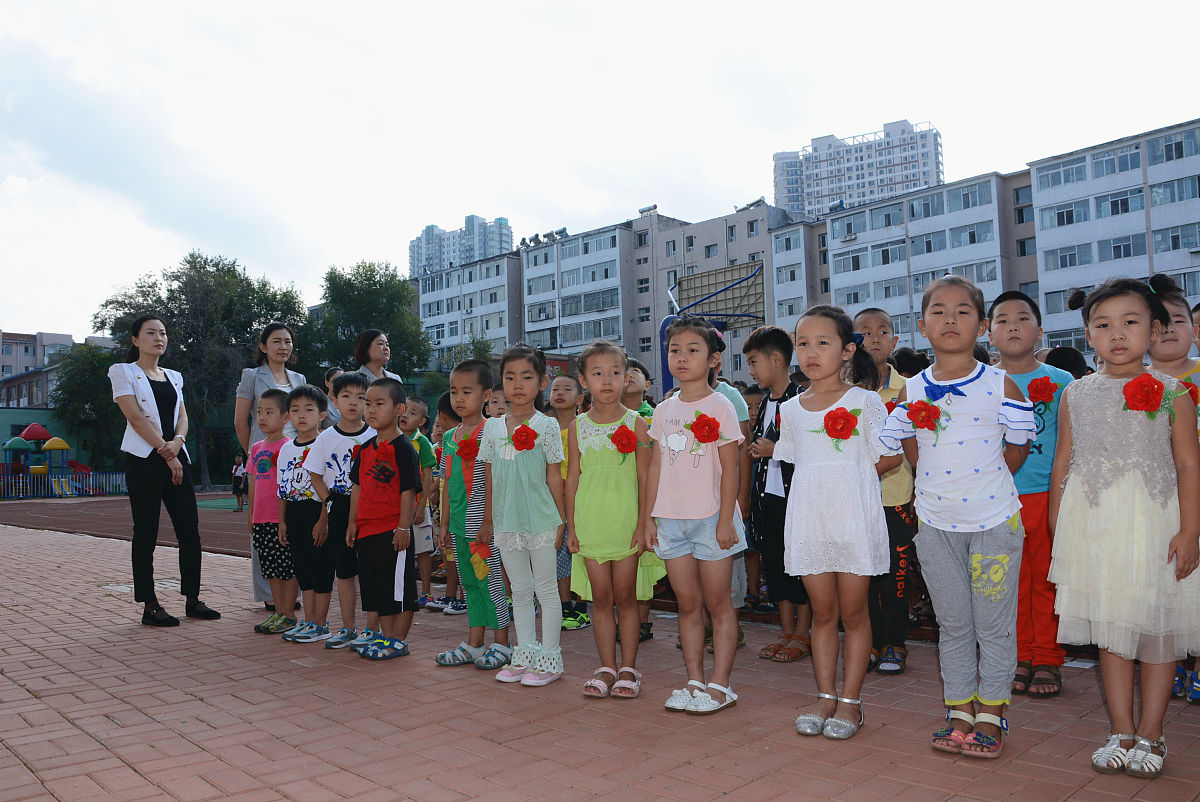 2016年8月22日,吉林省吉林市,船营区第二小学一年级同学参加新学期入