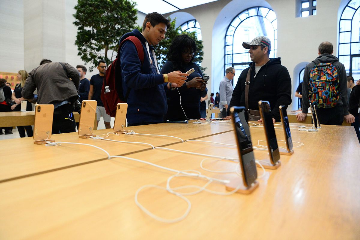 苹果13黑屏维修价格：多少钱？苹果Xs维修费用参考