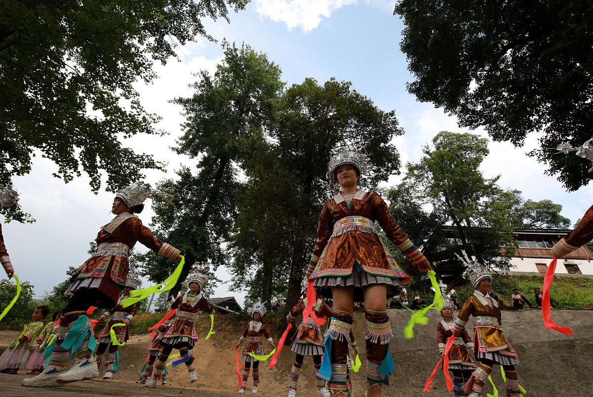 2021年7月21日,在贵州黔东南,从江县翠里乡滚合村,苗族姑娘在跳民族舞