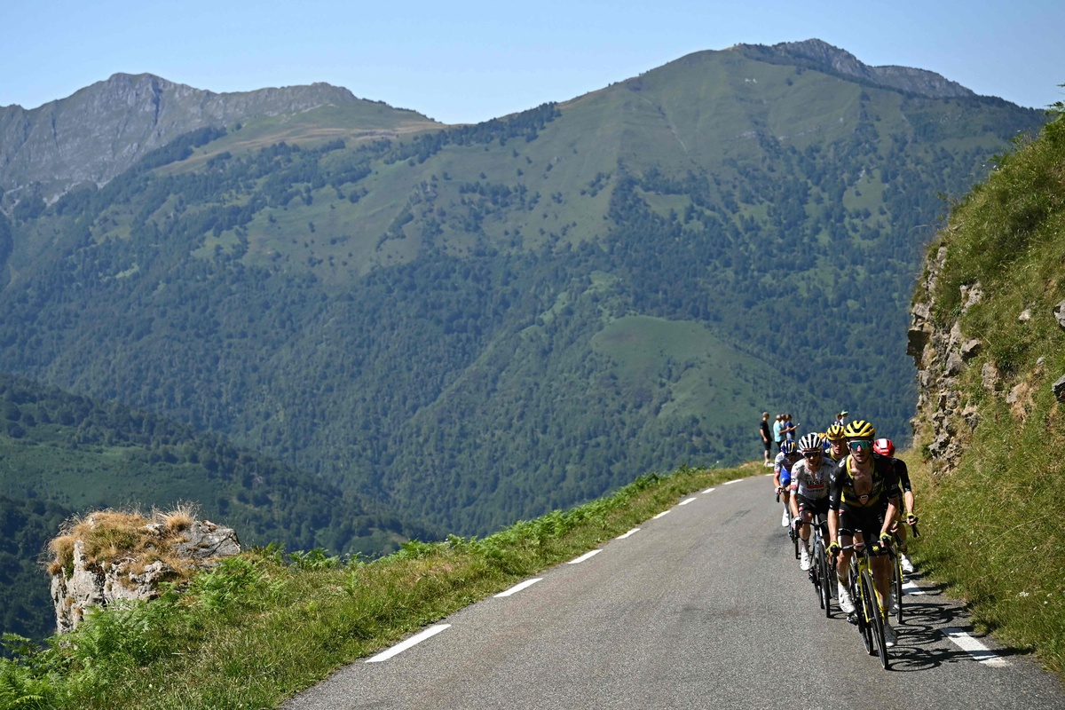 骑行马路：穿梭城市与山野，享受风景与自由