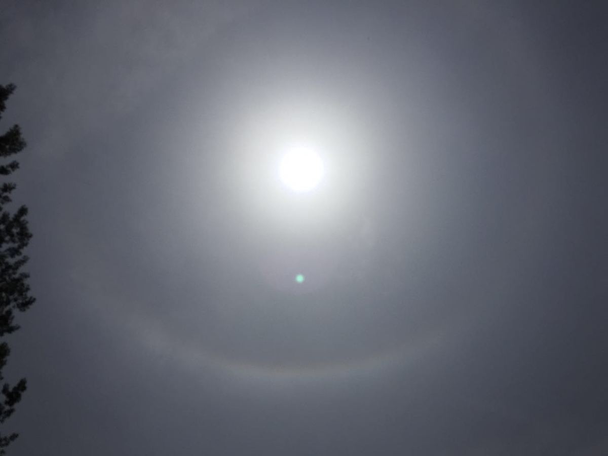 2015年5月7日,安徽省黄山风景区上空出现独特的"黄山日晕"景观.
