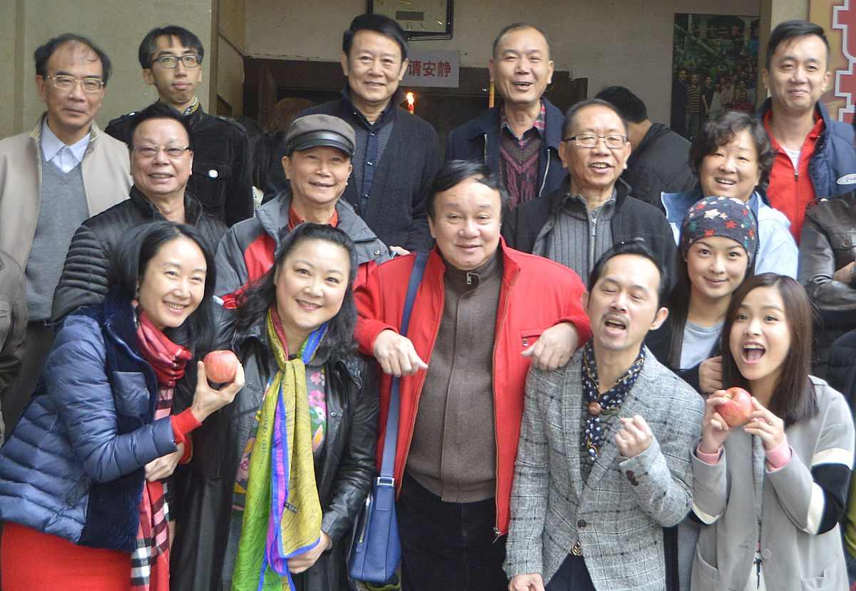 小幅度修改：一看到这屋里一尘不染老丁就知道肯定都是安杰收拾的。他觉得江德福这个大老粗肯定干不了这么细致的活。然而江德福马上把声音提高了8度。江德福嘴下也一点不留情叫他趁着现在还没吃赶紧走。其他同学也跟着起哄赶老丁回去但老丁才没那么傻继续死皮赖脸地坐下了。此时安杰沉着一张脸从厨房走了出来大家一看到他都不敢做声了。老丁回头一看吓得立马从椅子上蹦了起来刚递到嘴边的点心也赶紧放回去了。安杰看了他们一眼然后