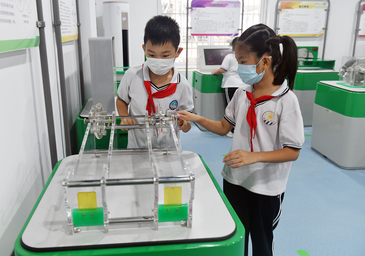 2021年9月18日,湖北省宜昌市秭归县实验小学学生在"流动科技馆"里体验